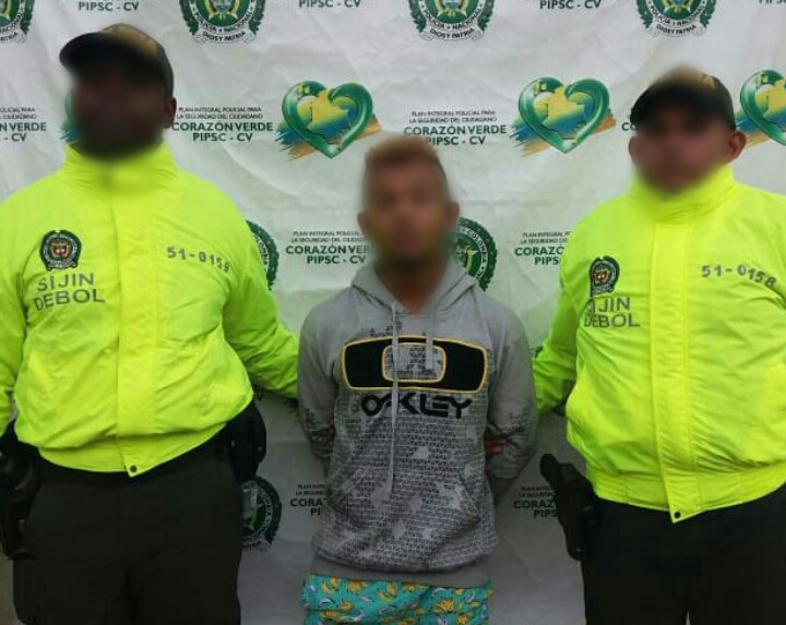 En su contra le registra una orden de captura por el delito de hurto agravado y calificado.