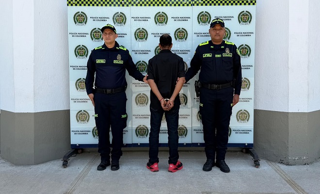 Una persona capturada por orden judicial por el delito de homicidio y fabricaci&oacute;n, tr&aacute;fico, porte o tenencia de armas de fuego, accesorios, partes o municiones, acompa&ntilde;ado de dos uniformados de la Polic&iacute;a Nacional brindando seguridad.