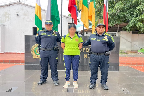 Dos Polic&iacute;as custodian a una mujer capturada