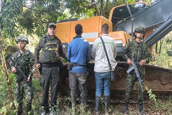 Policía, funcionarios del Ejército y dos capturados por minería ilegal