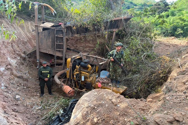Policía y funcionario del Ejército inspeccionan un yacimiento de minería ilegal