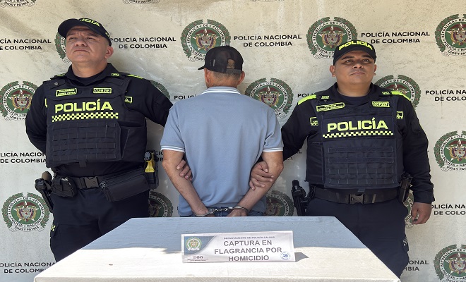 Dos polic&iacute;as con un capturado en el backing institucional 