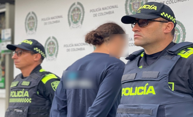 Dos policías y un capturado por documento falso