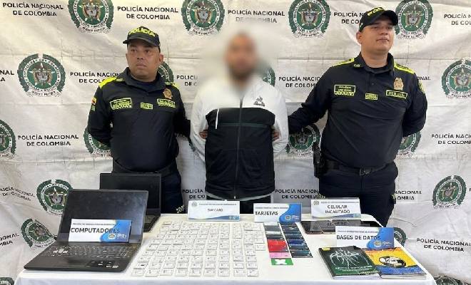 1 capturado, 2 polic&iacute;as, computadores y tarjetas