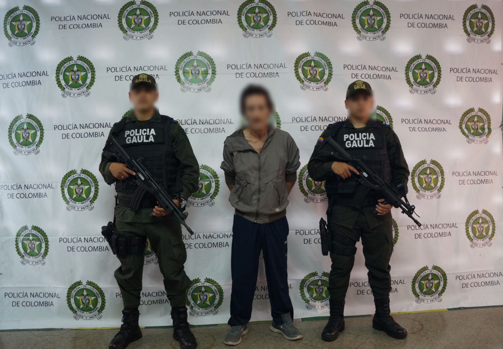 Policías del Gaula custodian a ciudadano español capturado por integrar banda delincuencial 