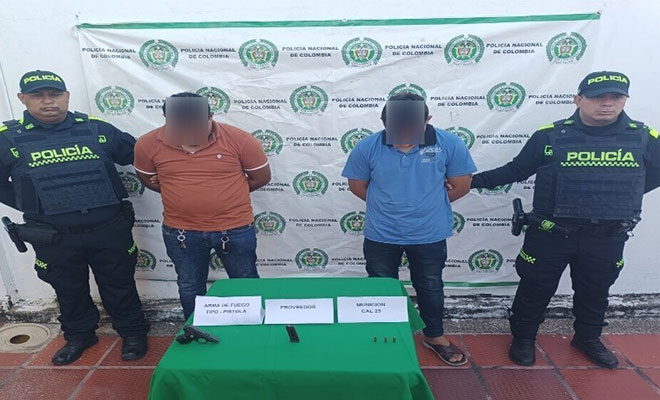 Dos personas capturadas con un arma de fuego tipo de pistola