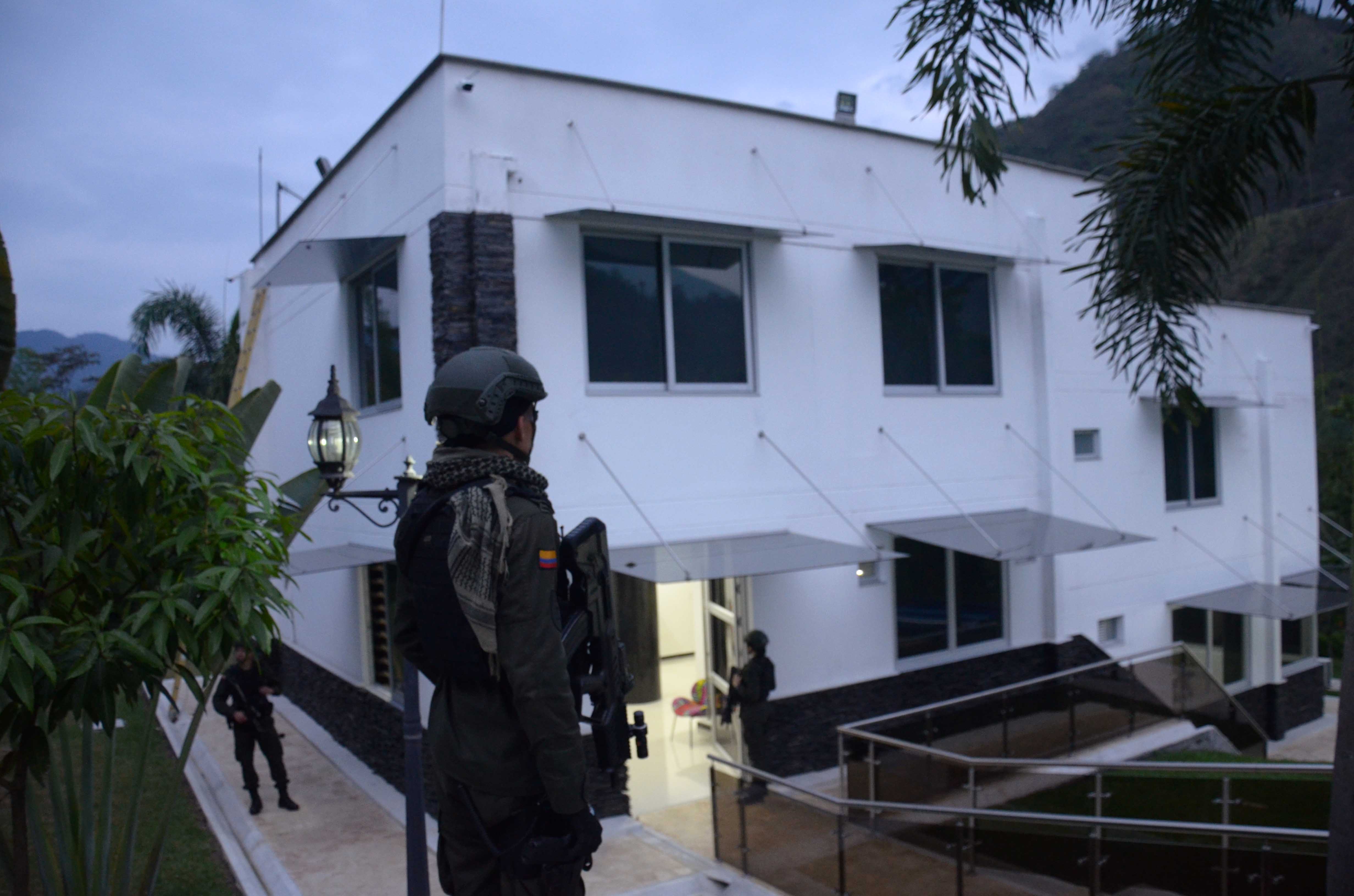 Policías custodían vivienda donde fue capturado "Elkin triana"