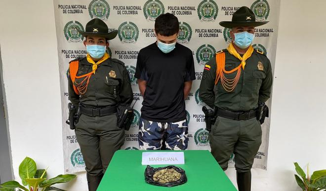 1 persona capturada-policías custodiando