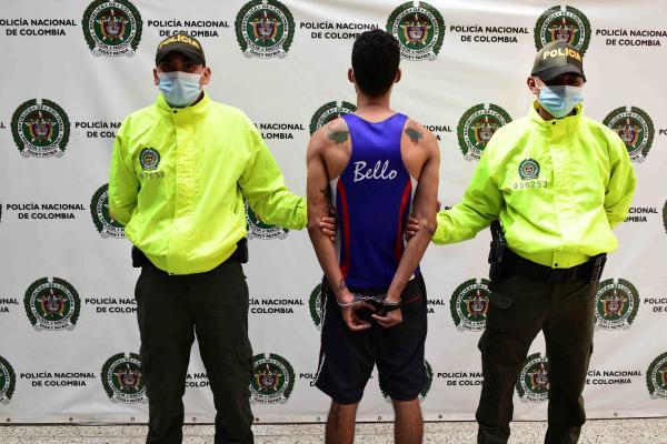 Policías custodian a capturado por agresión a mujer Policía