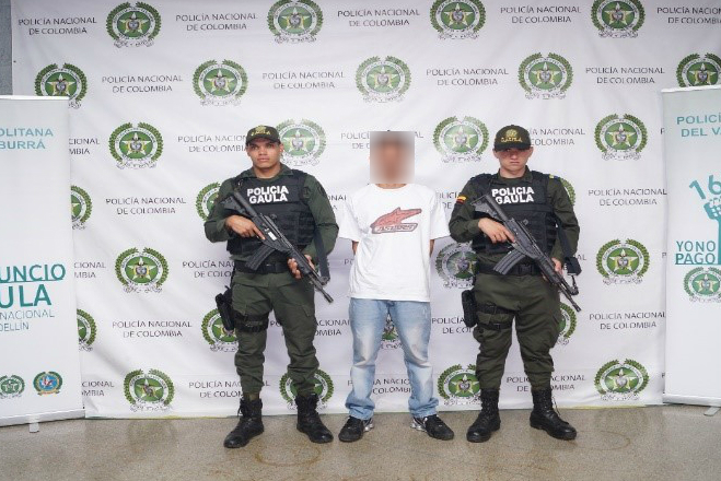 Policías del Gaula custodian cabecilla de banda delincuencial capturado en Medellín