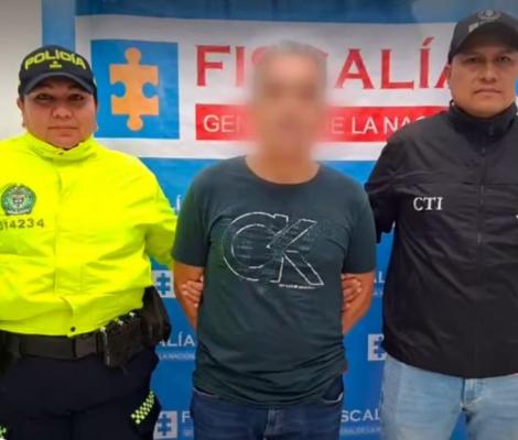 Persona capturada presentada por la Polic&iacute;a Nacional y el CTI de la Fiscal&iacute;a durante procedimiento judicial