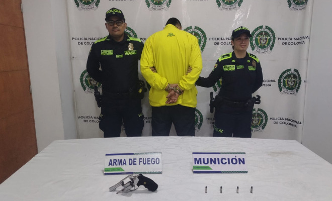 Hombre capturado en medio de dos Policías