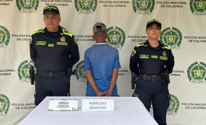 Hombre capturado en medio de dos Policías