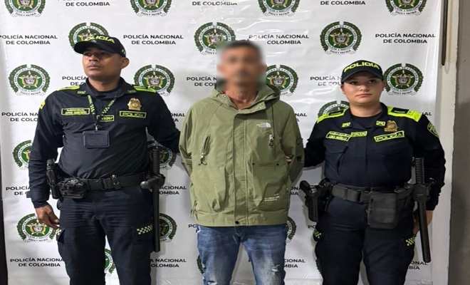 dos polic&iacute;as y un capturado 
