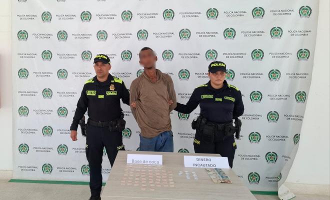 Dos policías con un capturado 