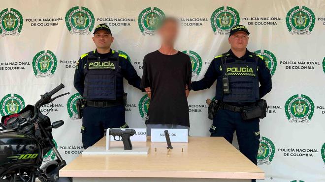 Hombre capturado en medio de dos Policías