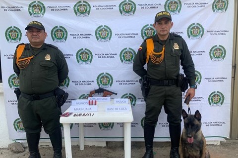 Canina fiscal “Chispas” detecta un arma de fuego y sustancias psicoactivas sobre la margen del río Guatapurí