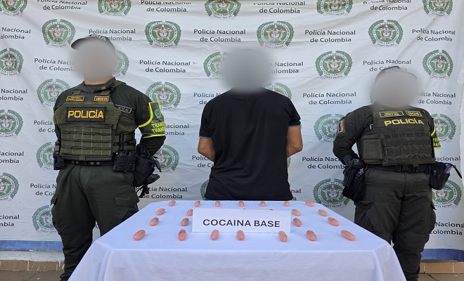 Dos Policías de la Seccional de Tránsito y Transporte junto al sujeto capturado que transportaba cápsulas de base de coca