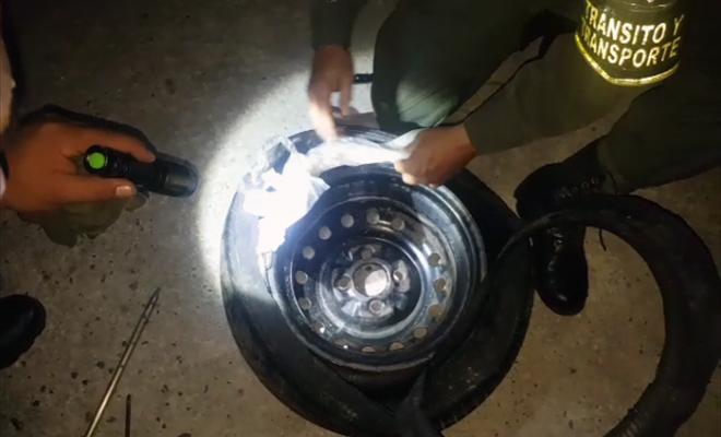 Al-interior-de-una llanta-de-repuesto-la Policía Nacional-descubrió-2-mil-gramos-de-base de coca