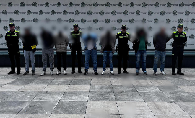 siete hombres presentados a la opini&oacute;n p&uacute;blica que hurtaban entidades financieras en Bogot&aacute;