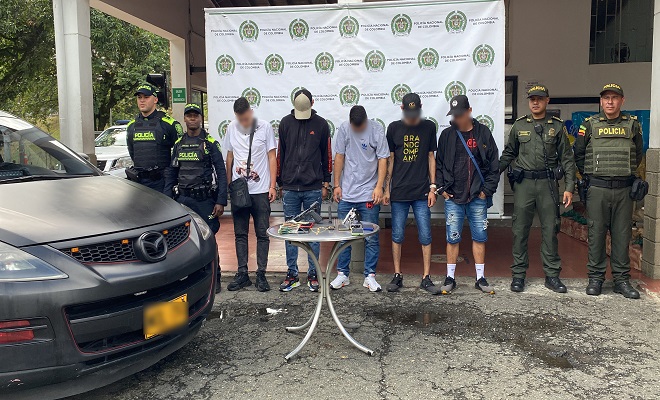 Personas capturadas-policías custodiando