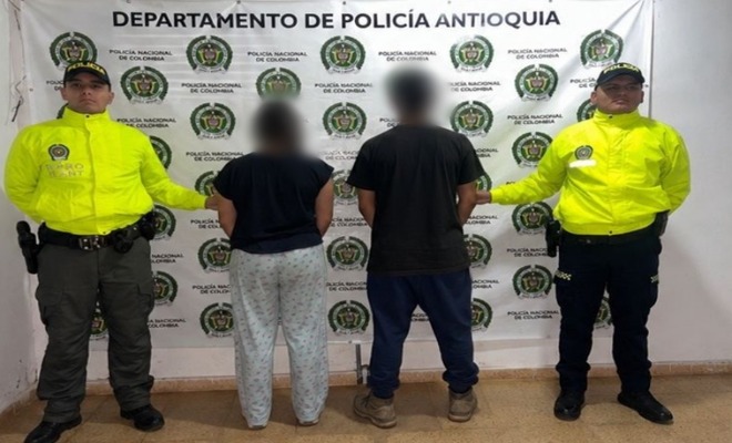 Dos polic&iacute;as dela SIJIN custodian a dos capturados
