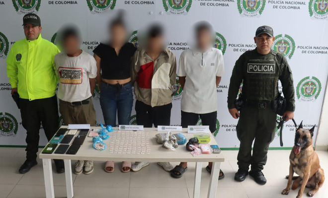 Cuatro posibles capturados, sujetados por los uniformados de la Polic&iacute;a Nacional.