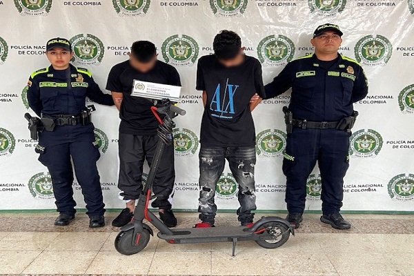 Dos Polic&iacute;as y dos personas capturadas por el delito de hurto y una patineta el&eacute;ctrica recuperada