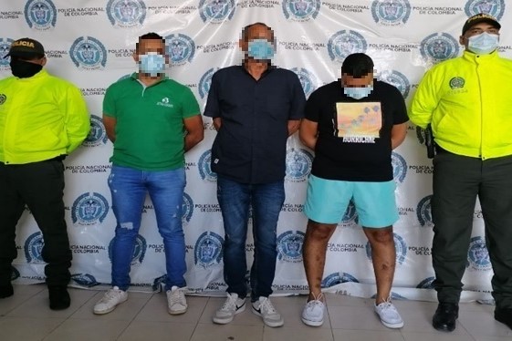 3 personas capturadas-policías custodiando