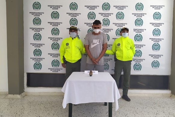 Capturamos-a-una-persona-portando-una-granada de mano