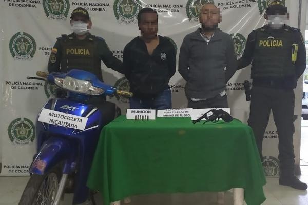 Capturamos a dos personas portando un arma de fuego