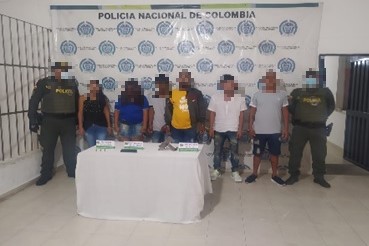 Capturamos a seis personas que se movilizaban un vehículo con mini uzi con su respectivo proveedor