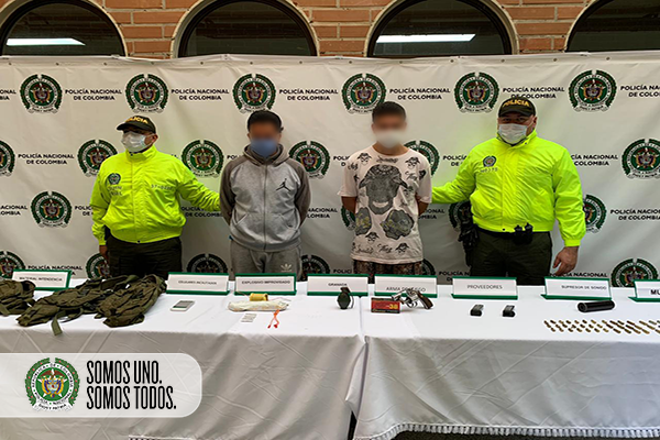 Tres capturados, un arma de fuego, munición, una granada, un supresor de sonido, entre otros elementos incautados.