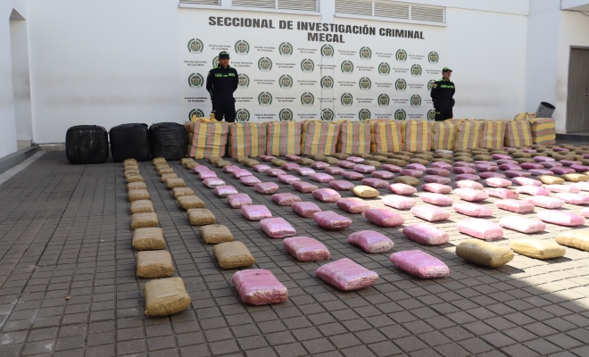 paquetes cuadrados de color rosado costales amarillos con rayas negras y policias