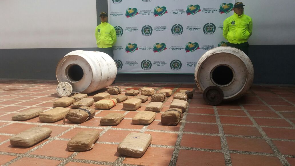 Marihuana oculta en tanques metálicos para gas
