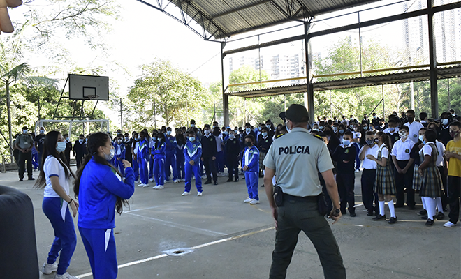 Emisora Policía Metropolitana entrega mensajes a los estudiantes a través de la recreación