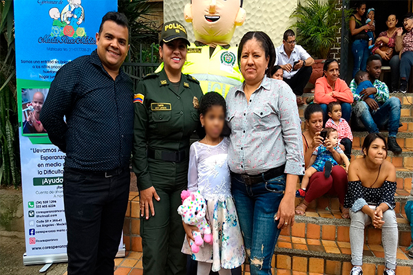 Policías de Prevención y Educación Ciudadana le cumplen sueño a niña de 10 años en Medellín