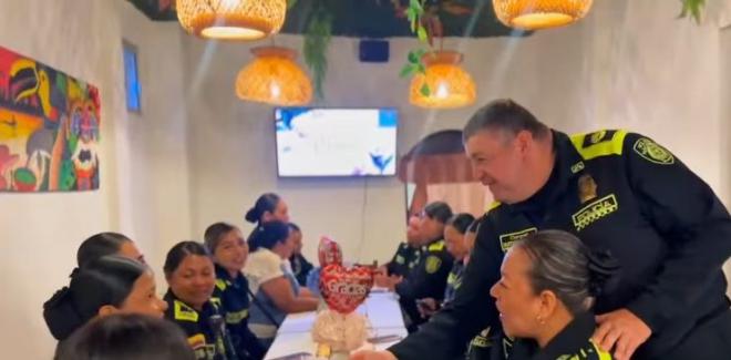 Integrantes de la Polic&iacute;a Nacional comparten un espacio de integraci&oacute;n y reconocimiento durante la celebraci&oacute;n del D&iacute;a de la madre