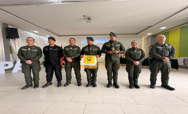 Funcionarios de la Policía Nacional en ceremonia de reconocimiento curso OTU 
