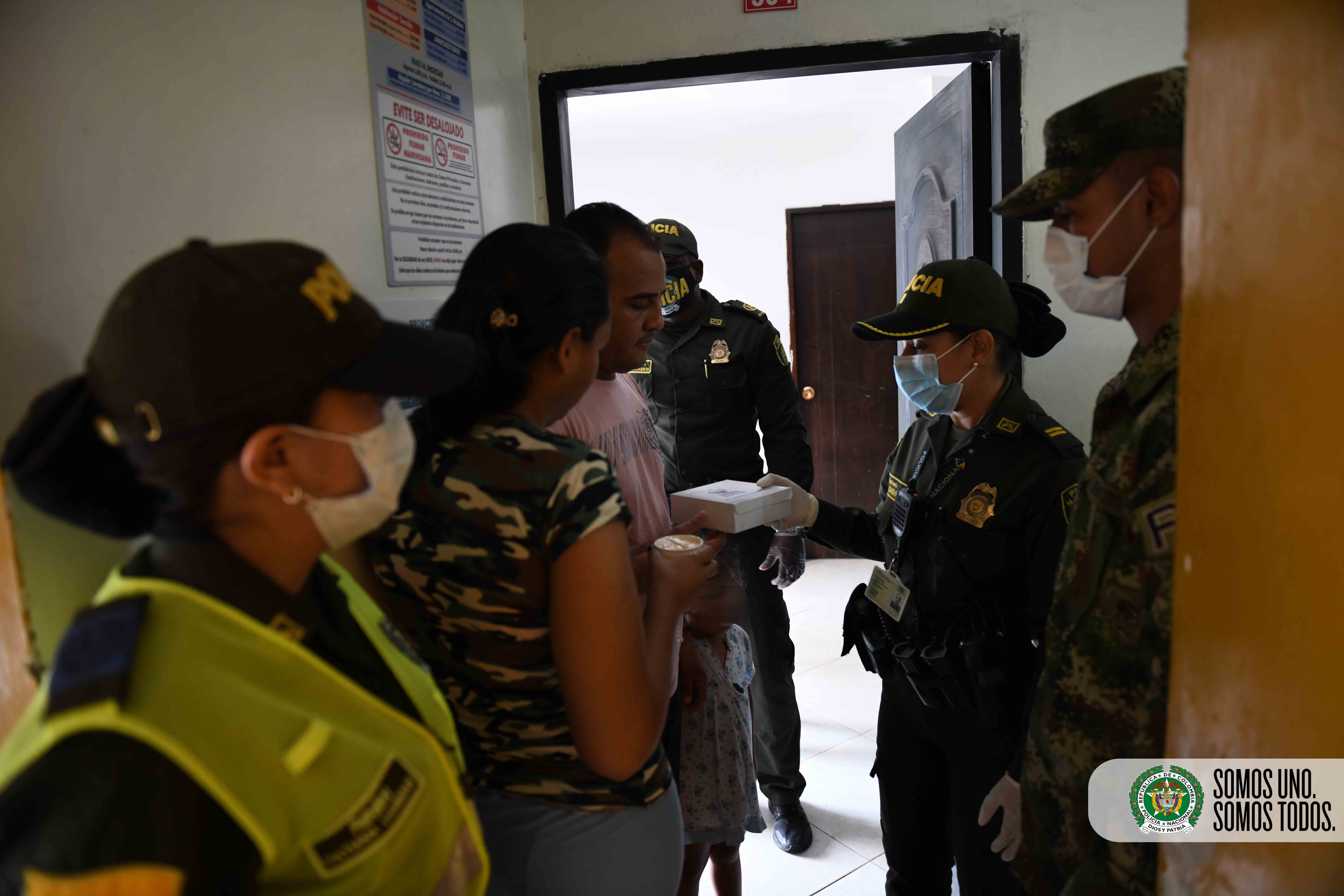Momento de la entrega de los alimentos en el centro de Medellín