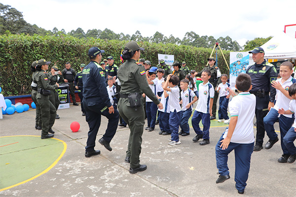 policía-nacional-lidera-jornada-integral-de-mejoramiento-y-apoyo-en-la-escuela-yarumal-dos