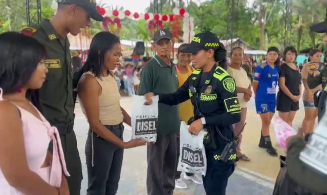 Integrantes de la Policía Nacional comparten con la comunidad en una jornada de acercamiento y fortalecimiento de la convivencia ciudadana 