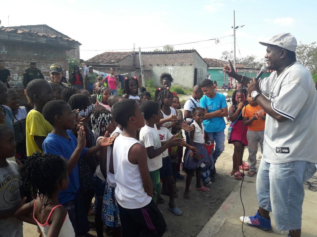 comunidad y policia unida en campaña