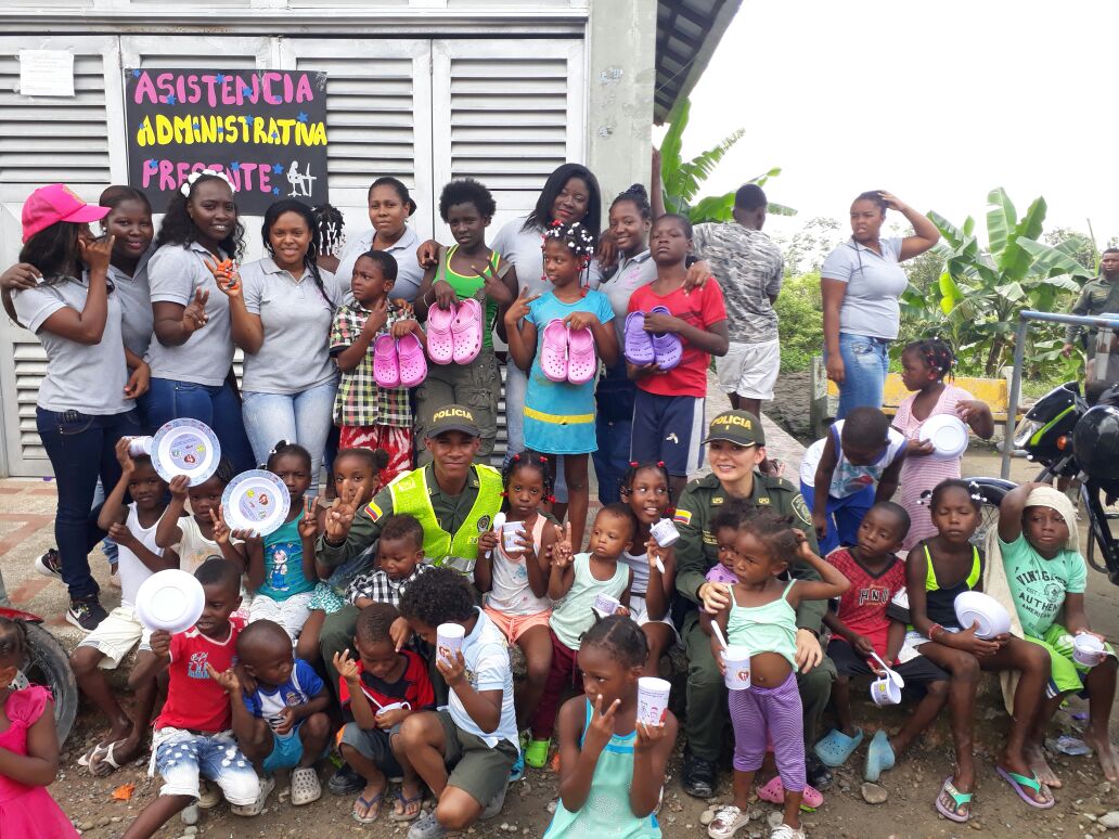 Con-juegos-y-regalos-educamos-niños-en-Quibdó.