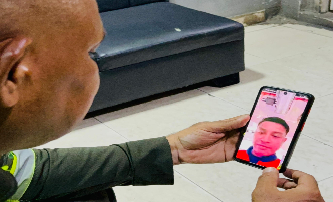 padre policía en videollamada con su hijo en la fecha especial