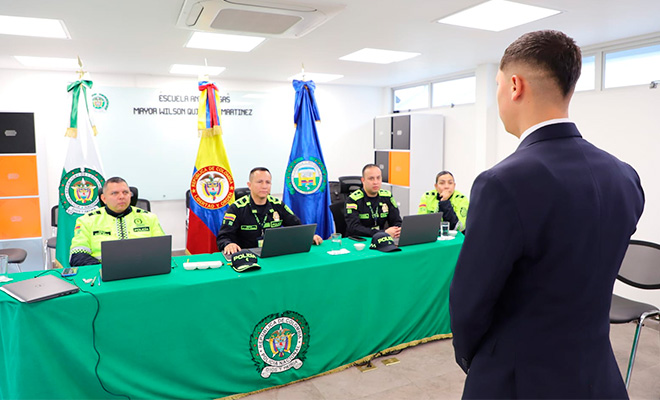 cuatro polic&iacute;as realizando selecci&oacute;n de consejo de admisiones a un aspirante