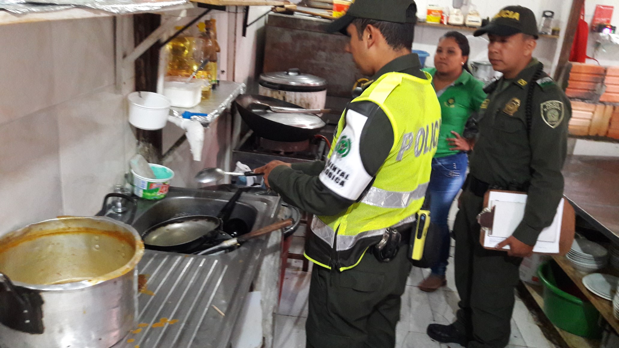 La Policía Nacional a través de la Policía de Turismo y en coordinación con la Secretaria de Turismo de la Alcaldía municipal de Leticia, dio inicio a las acciones persuasivas que conllevan el cierre y sanciones a aquellos operadores y prestadores de servicio turísticos en la región que no cumplan con las exigencias de ley establecidas.  Es así como en los últimos días en el marco del “Plan Vacaciona Seguras y en paz” y dando aplicabilidad al decreto número 2074 de 2003 del 25 de julio de 2003, mediante el 