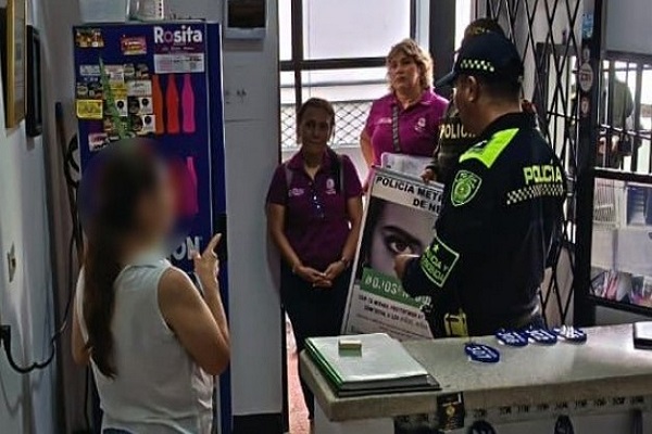 Dos Policías en actividades de control con la comunidad