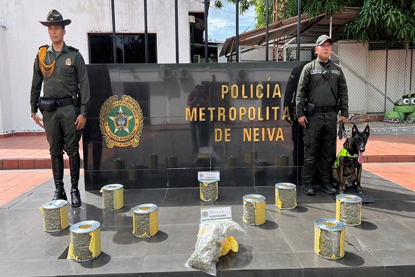 Dos Policías, canino Odhil, estupefacientes