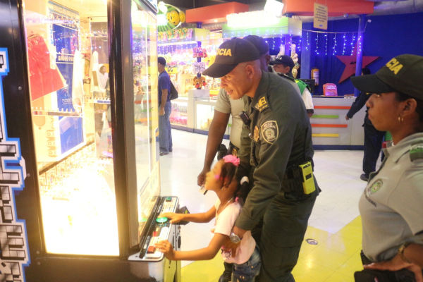 Policía-cumple-el-sueño-de-Carolay-una-niña-con-parálisis-cerebral.